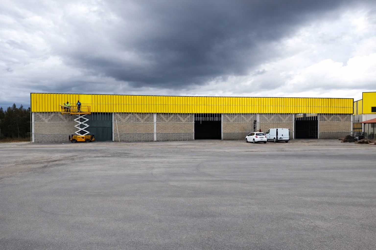 Fachada do stand automóvel com placas de fibra
