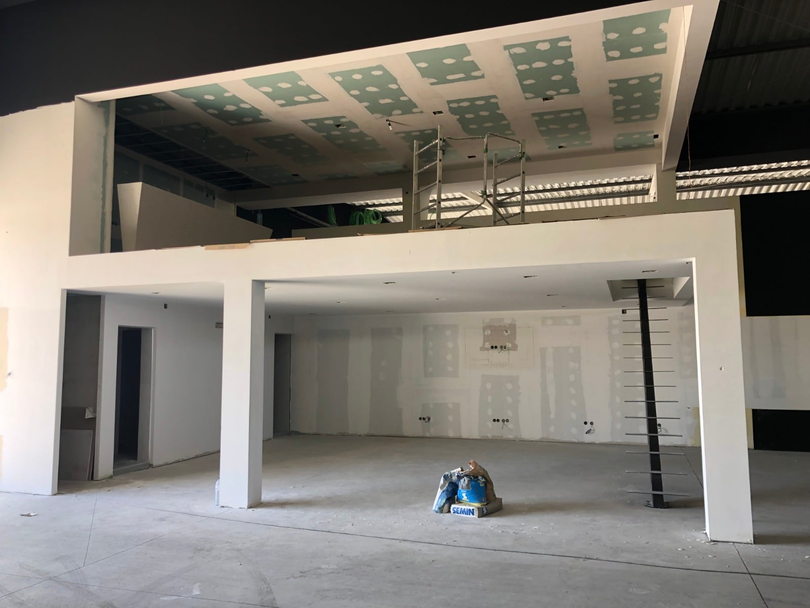 Iníco dos trabalhos de remodelação do stand